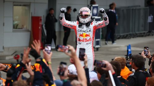   
  Verstappen im Red Bull schlägt Norris im Rasenmäher 