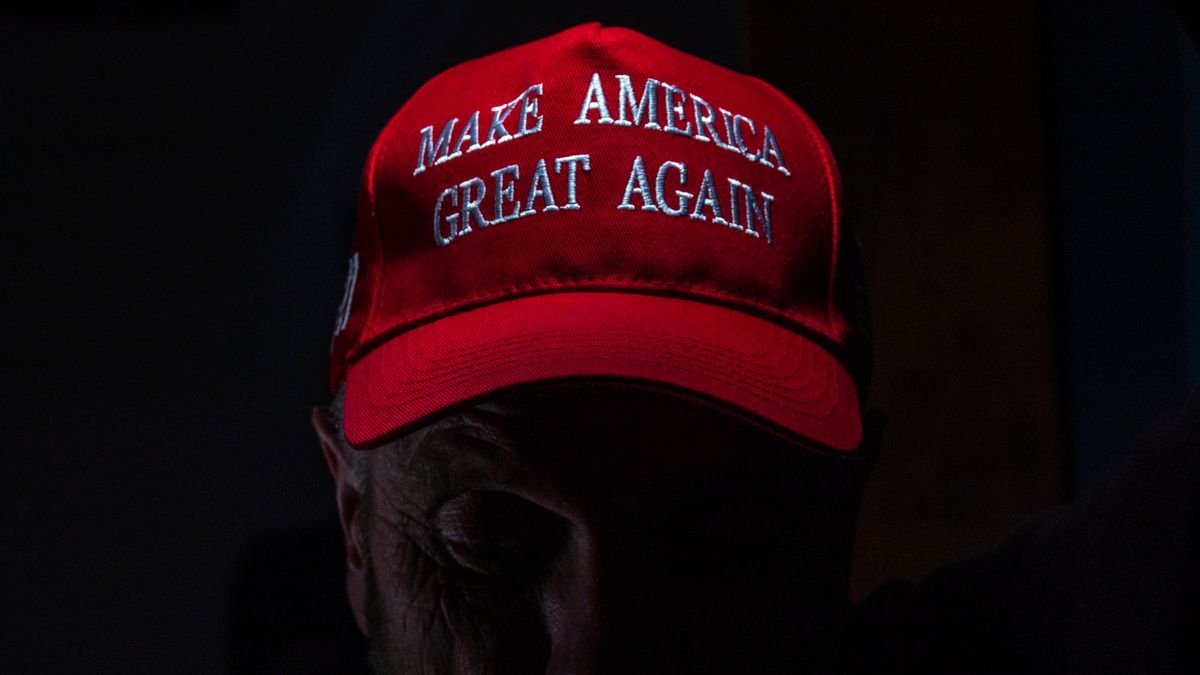 Punksänger spottet über »MAGA«-Kappe