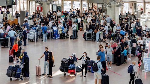 Schlangen bei der Abfertigung: Zahl der Beschäftigte an deutschen Flughäfen fällt auf Rekordtief