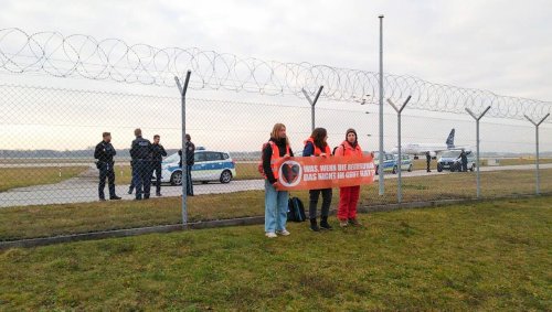 Auf dem Rollfeld festgeklebt: Klimaaktivisten blockieren Start- und Landebahn am Münchner Flughafen