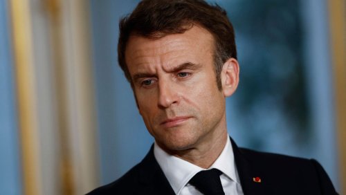 »Dieser Mann ist ein Witz«: Macron nimmt während TV-Interview Luxusuhr ab – und erntet Kritik