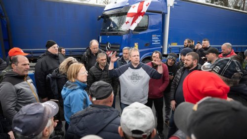 Nicht gezahlte Löhne: Wochenlanger Lkw-Fahrerstreik auf Autobahnraststätte beendet
