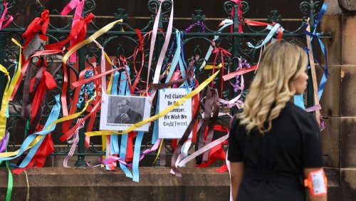 Nach Tod von hohem Geistlichen in Sydney: Kardinal Pell aufgebahrt - bunte Bänder erinnern an Missbrauchsopfer