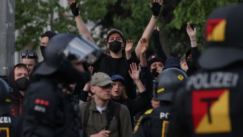 Lina-Proteste in Leipzig: Um 18.07 Uhr rennen die Vermummten los