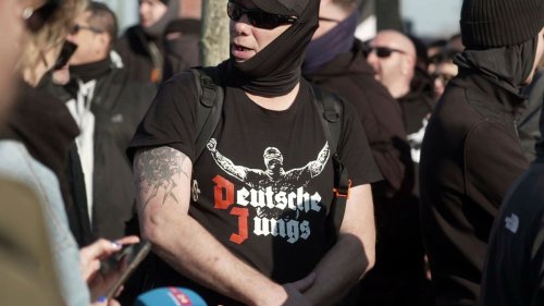 SS-Lieder und 90 Festnahmen – für 100 Meter Demo 