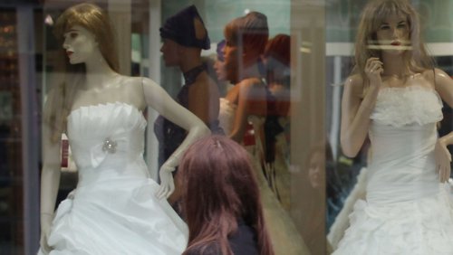 Hunderte gestohlene Brautkleider und teure Kosmetik: 28-Jähriger muss mehrere Jahre in Haft