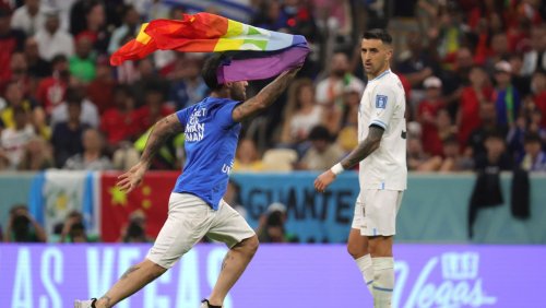 +++ WM-News +++: Flitzer mit Regenbogenfahne stürmt Feld bei Portugal-Spiel