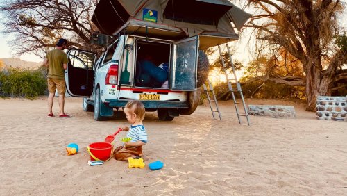 Mit Dachzelt und Kleinkind durch Namibia: Ein großer Sandkasten für Bo