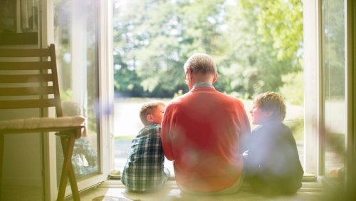 Studie zu Menschen über 60: Jeder Fünfte hat ein Ehrenamt, fast jeder Dritte betreut die Enkel