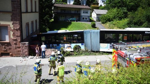 Unfall in Heidelberg: Führerloser Linienbus prallt gegen Hauswand