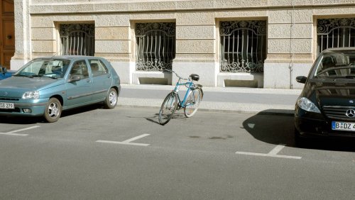 Grüne Senatorin erntet Kritik: Berlin lässt Fahrräder und E-Roller kostenlos auf Autostellplätzen parken