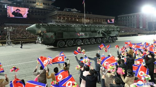 Nächtliche Machtdemonstration: Nordkorea präsentiert bei Militärparade offenbar so viele Interkontinentalraketen wie noch nie