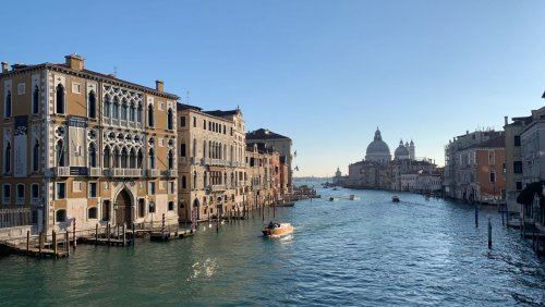 Venedig: Männer surfen über den Canal Grande – Bürgermeister lässt nach ihnen suchen