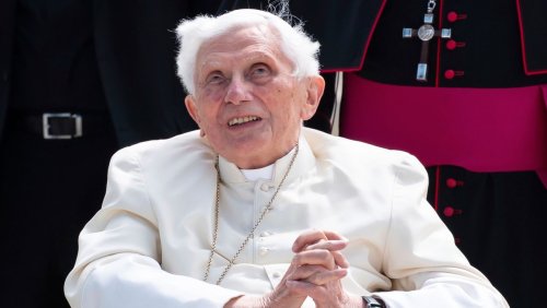 Durch Gutachten belasteter Papst: Benedikt XVI. will für Missbrauchsopfer beten