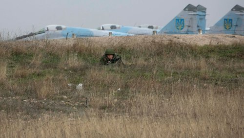 Russischer Gouverneur meldet Explosionen: Dunkle Rauchwolken über dem Militärflugplatz in Belbek auf der Krim