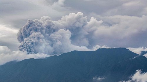 Ausbruch in Indonesien: Vulkan auf Sumatra spuckt kilometerhohe Aschewolke aus