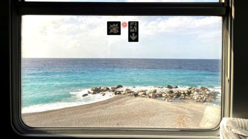 Mit dem Nachtzug durch Italien: Hinter dem Fenster das Meer