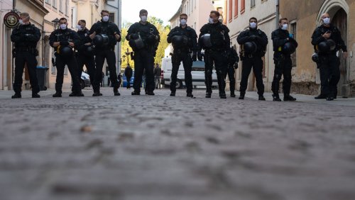Mit Baby auf Coronademo in Sachsen: Ermittler werfen 34-Jährigem Kinderwagen-Attacke auf Polizistin vor