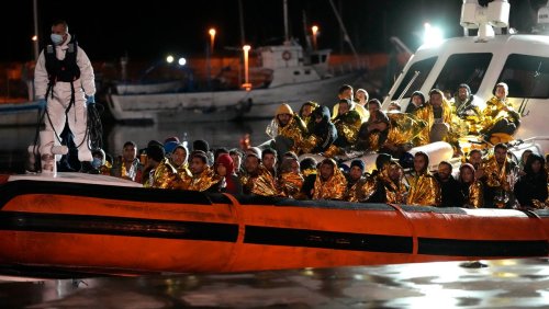 Dramatische Aktion: Italiens Küstenwache rettet Neugeborenes mit 240 Menschen aus Seenot