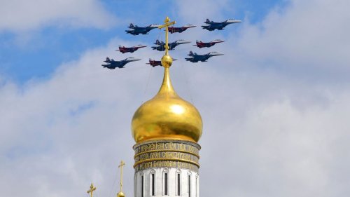   
  
  Verwirrung über Fliegerstaffel bei Putins Militärshow im TV – echt oder computeranimiert? 