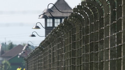 Neuntklässler aus Görlitz zeigen in Auschwitz rechtsextreme Geste 