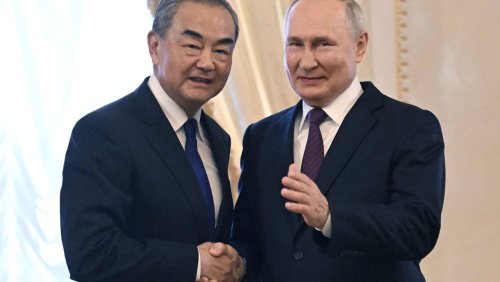 Gespräche in Sankt Petersburg: Putin empfängt Chinas Außenminister und nimmt Einladung nach Peking »erfreut« an