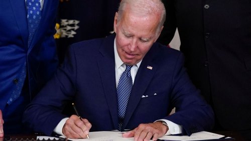Erfolg für US-Präsidenten: Biden unterzeichnet historisches Gesetzespaket für Umwelt und Soziales