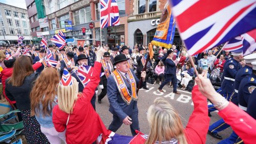 Parade im Zeichen der Spannungen: Zehntausende Menschen feiern 100-jähriges Bestehen Nordirlands