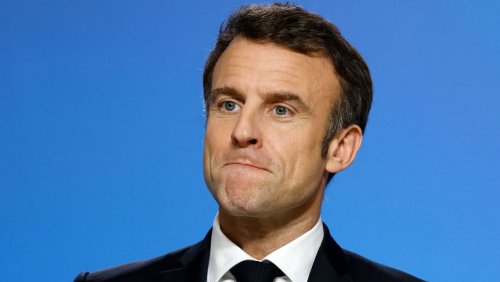 »Dieser Mann ist ein Witz«: Macron nimmt während TV-Interview Luxusuhr ab – und erntet Kritik