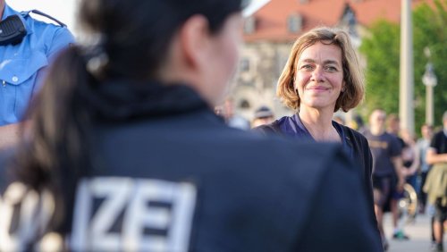Gegenseitige Vorwürfe: Polizei hält Linkenabgeordnete auf Demo in Leipzig fest