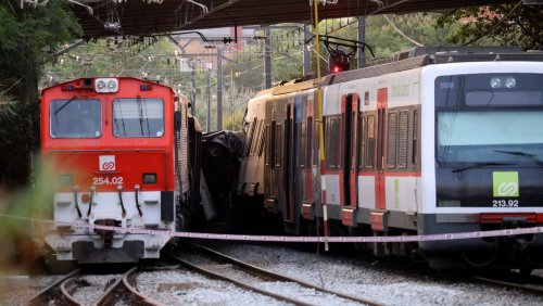 Ein Toter und mindestens 85 Verletzte: Vorortbahn stößt in Barcelona mit einem Güterzug zusammen