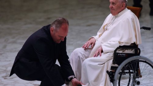 »Wissen Sie, was ich für mein Bein brauche?«: Papst Franziskus wünscht sich Tequila als Schmerzmittel