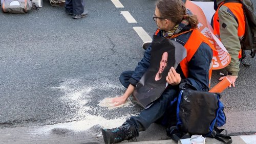 Protestaktion in Mainz: Aktivist der »Letzten Generation« mit Bohrhammer von Straße entfernt