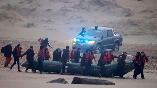Flüchtlinge am Ärmelkanal: Im überfüllten Schlauchboot auf hoher See