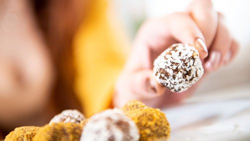 Energyballs, Proteinriegel, Fruchtschnitten: Wie gesund sind diese Snacks?