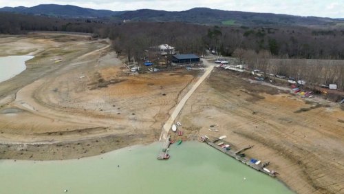 Dürre in Frankreich: Türkiser Bergsee wird zu brauner Matschwüste