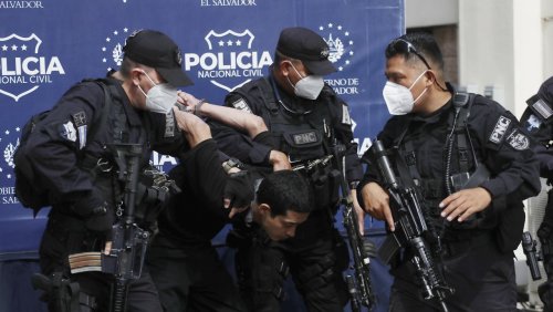Ausnahmezustand in El Salvador: Polizei nimmt Zehntausende Bandenmitglieder fest