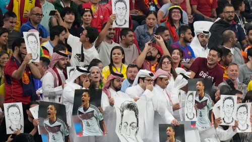 Bei deutschem WM-Spiel: Was steckt hinter den Özil-Bildern im Al-Bait-Stadion?