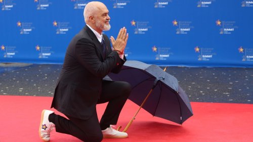 Albaniens Regierungschef geht vor Meloni auf die Knie 