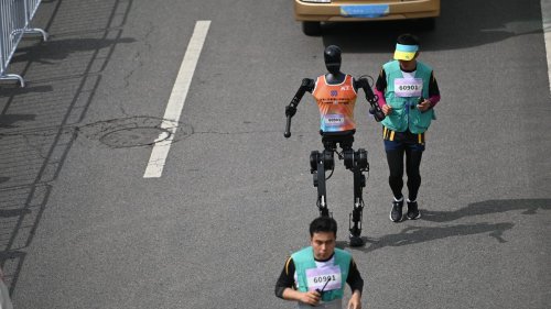 China lässt Roboter gegen Menschen antreten, im Halbmarathon 