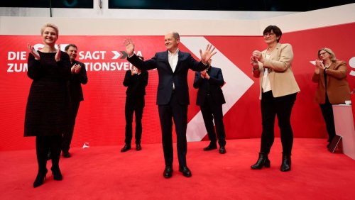 Koalitionsvertrag mit Grünen und FDP: SPD stimmt für Ampel im Bund