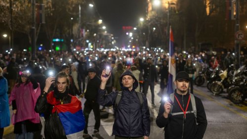 Demonstranten werfen serbischen Sicherheitskräften Einsatz von Schallkanone vor 