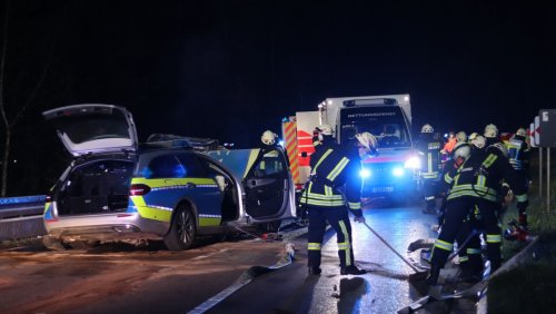 Fünf Verletzte: Polizeiwagen stößt frontal mit Auto zusammen