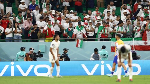Übergriffe bei Irans WM-Aus in Katar: Spiel mit der Angst