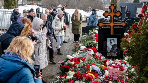 Menschen kommen weiter zu Nawalnys Grab 