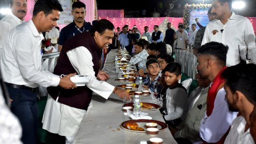 Reichster Mann Indiens lädt 50.000 Bewohner seiner Heimatstadt zum Essen ein 