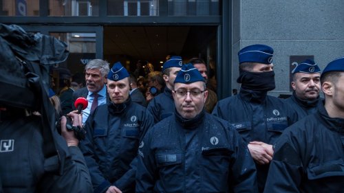 Polizei blockiert Eingang zu Rechtspopulisten-Konferenz in Brüssel 