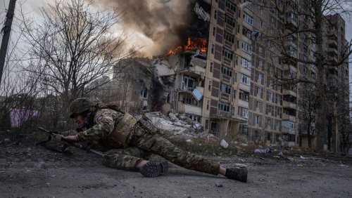 Russischer Angriffskrieg: Ukraine evakuiert Awdijiwka, Wut über Putins Atompläne für Belarus