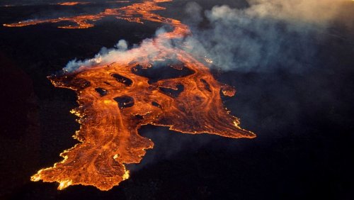 Mitten im Pazifik: Hawaiianischer Vulkan Mauna Loa spuckt Lava