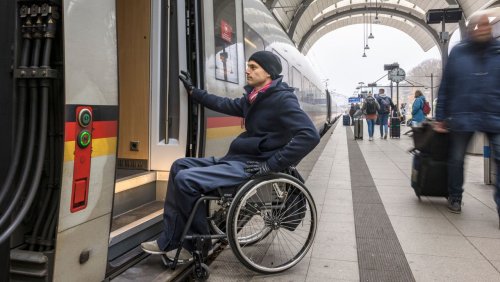 Wie ein Rollstuhlfahrer die Deutsche Bahn erlebt: Die Bürde mit der Hürde